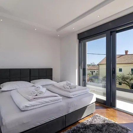 Luxury With A Swimming Pool - 21960 * Βόντιτσε