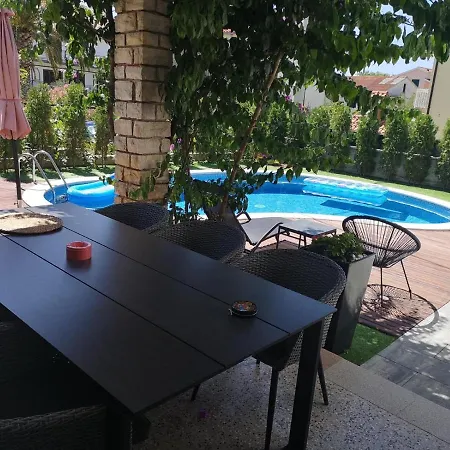 Luxury With A Swimming Pool - 21960 וודיצה