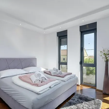 Luxury With A Swimming Pool - 21960 Βόντιτσε