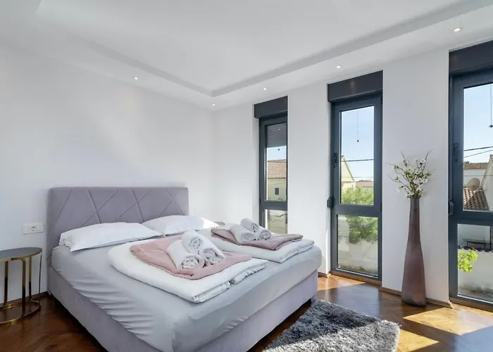 Luxury With A Swimming Pool - 21960 וודיצה